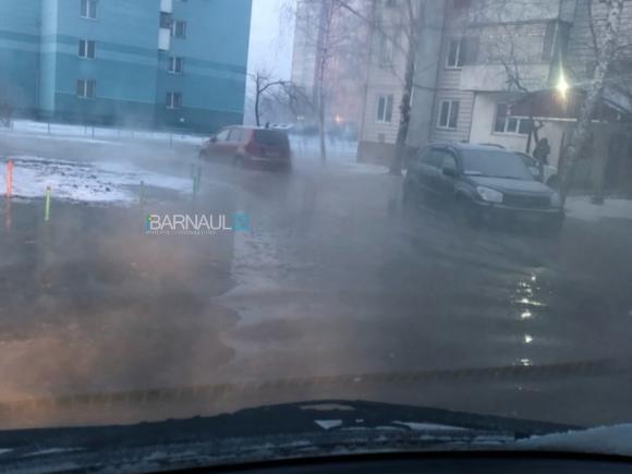 В Барнауле машины затопило по двери