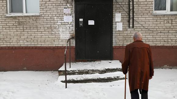 Алтайский ветеран ждал 1,5 года, пока управляющая компания сделает перила