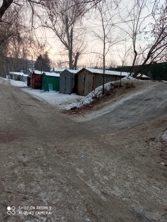 В Барнауле построили горку со скатом на дорогу