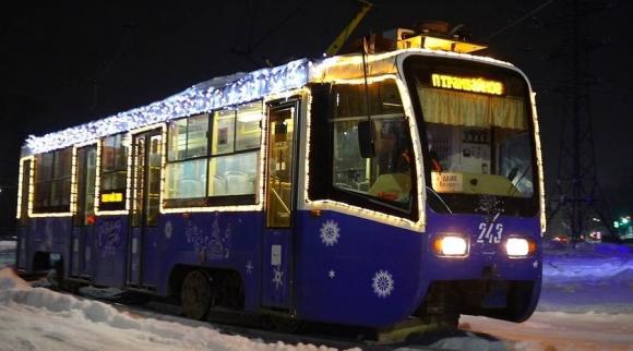 По Бийску начали ездить новогодние трамваи