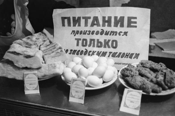 В России хотят выдавать продовольственные карточки
