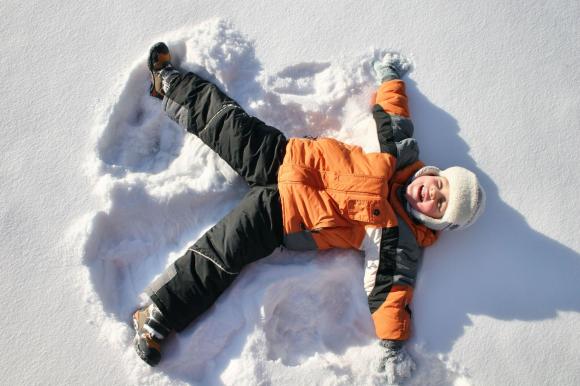 Жительница Барнаула натыкала в снег обидчика своей дочери