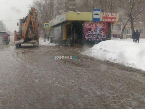В Барнауле прорвало трубы и затопило дорогу