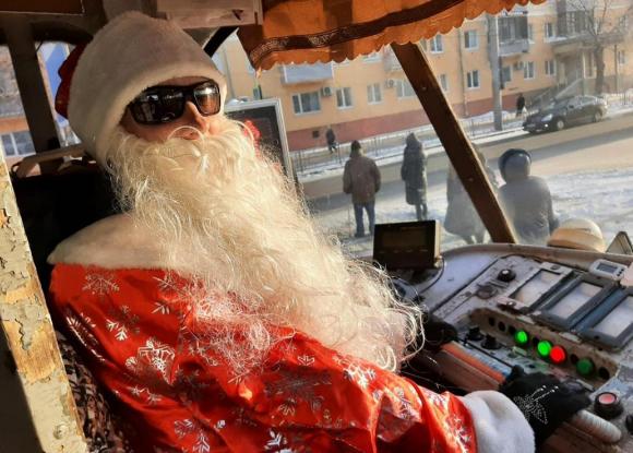 Веселая водитель-Дед Мороз катает барнаульцев в трамвае