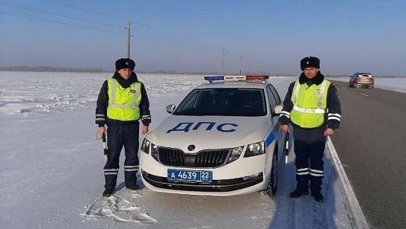 Экипаж ДПС спас замерзающих на алтайской трассе