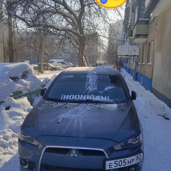 В Барнауле облили машину кислотой - все облезло до металла (фото)