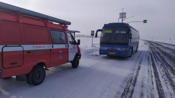 Рейсовый автобус с пассажирами замерз на алтайской трассе