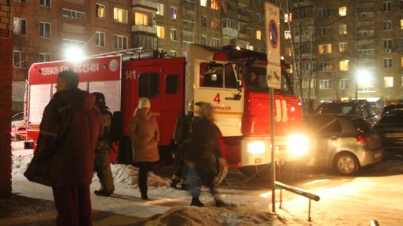 Барнаульские спасатели не смогли подъехать к горящей многоэтажке - виноваты автовладельцы