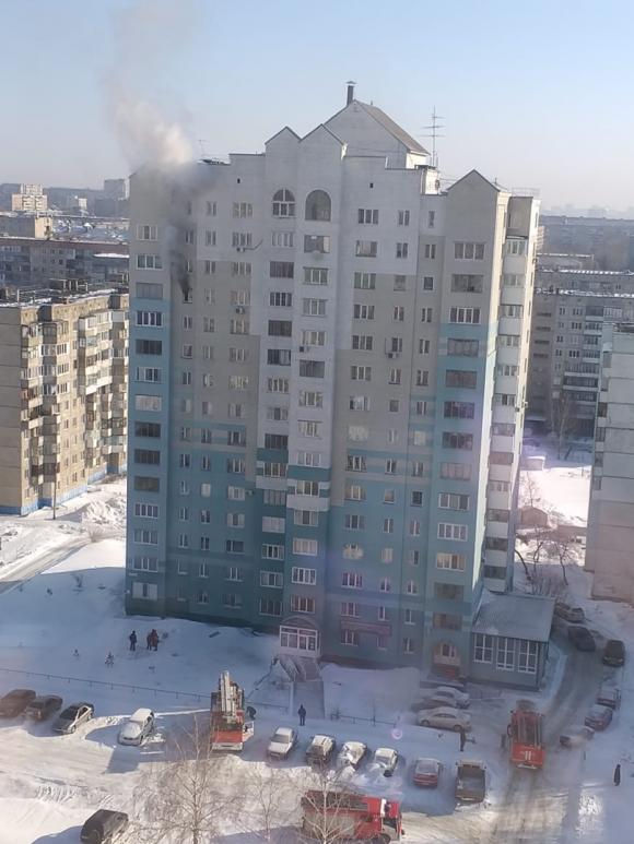Очевидцы: На Попова человек выпал из окна горящей квартиры (обновлено)