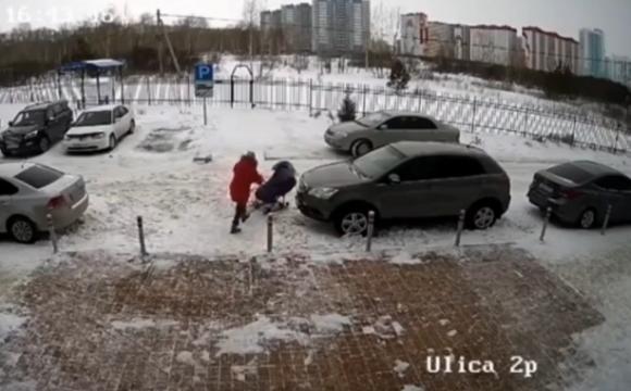 В Новосибирске женщина решила поучить водителя, а он решил ее проучить