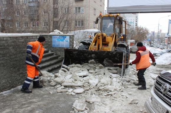 В мэрии Барнаула рассказали, как очищают город от льда и снега
