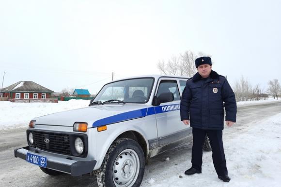 Алтайский участковый спас человека на пожаре