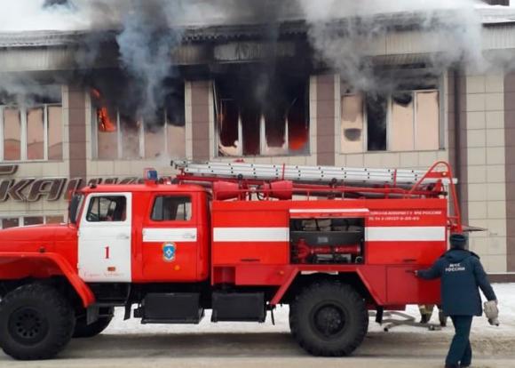 В Горно-Алтайске серьезный пожар в торговом центре