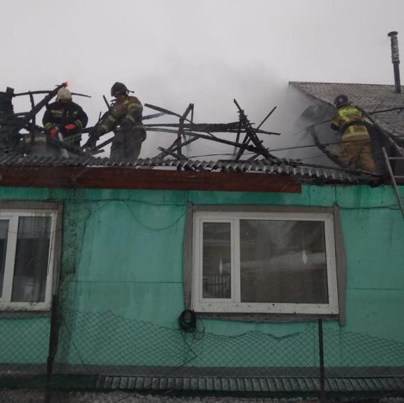 Пожарные спасли ребенка из горящего дома. Родителей рядом не было
