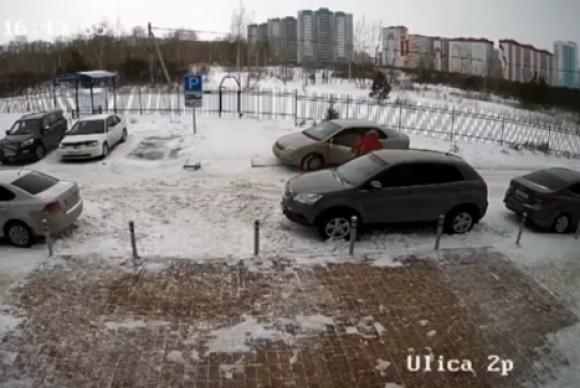 Новосибирского водителя, который обиделся на женщину с коляской, обвиняют в покушении на убийство