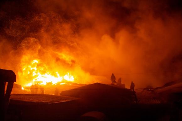 В Барнауле сгорело здание радиозавода
