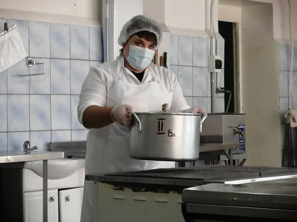 У работников пищеблока 128-й барнаульской школы выявили норовирус