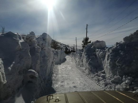 В Змеиногорске пробивают двухметровые тоннели в снеге