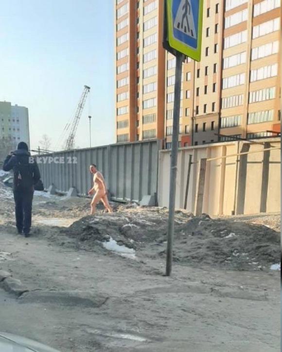 Медики и полиция ловили голого мужчину на Ядринцева