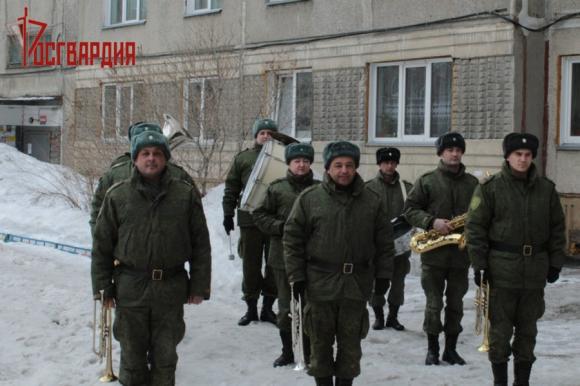 Военный оркестр выступил перед домом ветерана ВОВ