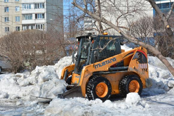В Барнауле начали активно ворошить снег
