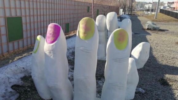 Малолетние хулиганы накрасили ногти барнаульской скульптуре