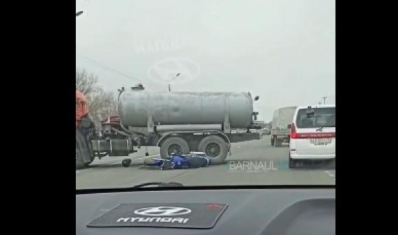 На Павловском тракте мотоцикл влетел в грузовик