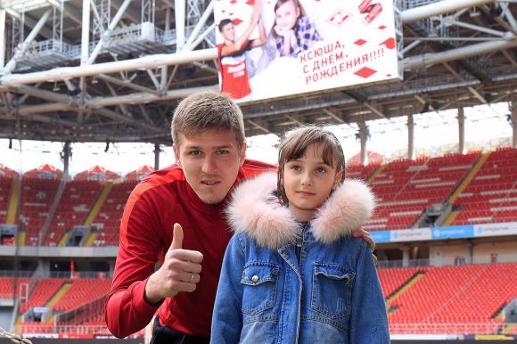 Футболист Александр Соболев устроил праздник алтайской девочке