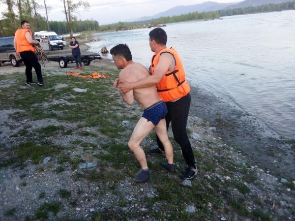 Мужчина чуть не утонул в Катуни, но спасла береза