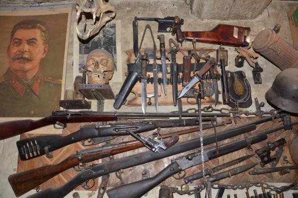 В Горном Алтае у местного жителя нашли оружие, нацистскую литературу и череп