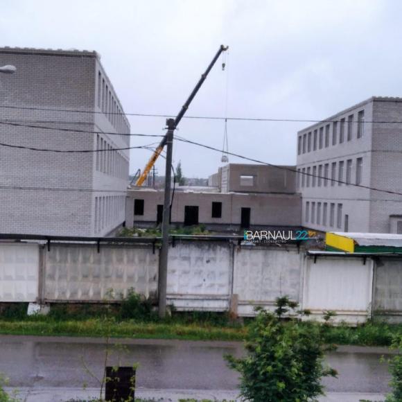 Барнаульцы: Строители бросили стройку школы во Власихе?