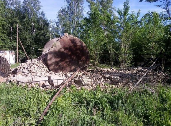 В поселке Заря Бийского района вчера рухнула водонапорная башня.