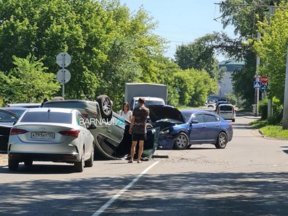 Очередная авария с перевертышем произошла в Барнауле