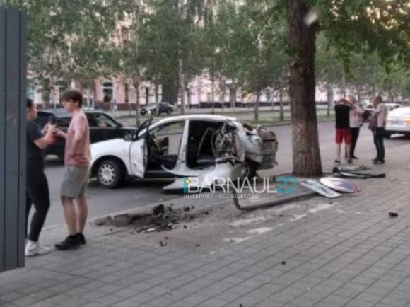 Два водителя без прав устроили ДТП в центре Барнаула