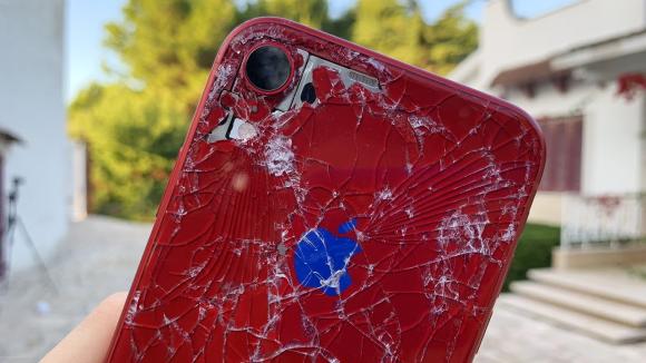 В Барнауле бабуля разбила молотком найденный iPhone