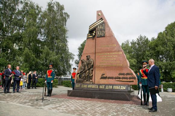 В Барнауле открыли стелу, посвященную эвакуированным в годы войны предприятиям