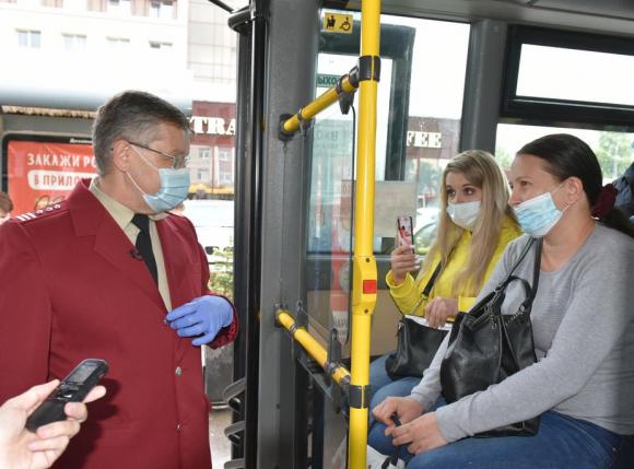 В Барнауле начали искать безмасочников в автобусах и трамваях