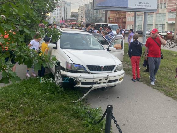В Барнауле водитель вылетел на тротуар и сбил прохожих