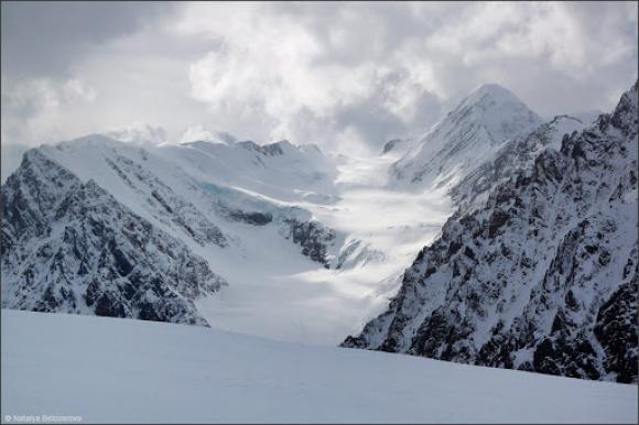 Турист сорвался с ледника Актру и пролетел 300 метров