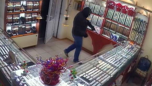 В Рубцовске мужчина с пистолетом ограбили ювелирный магазин