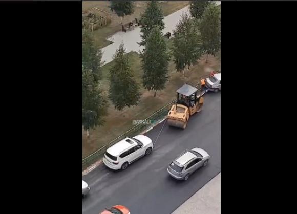 В Барнауле дорожники волоком тащили машины, которые мешали класть асфальт