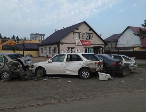В Барнауле пьяный водитель снес припаркованные у ГИБДД машины