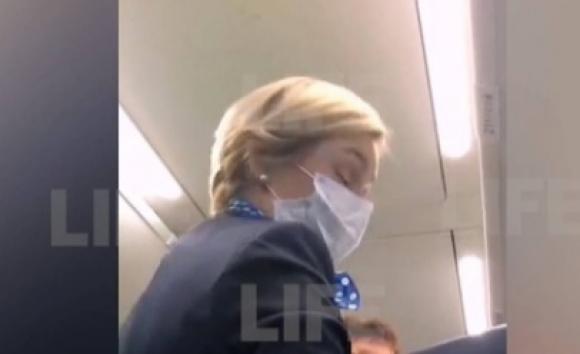 Конфликт из-за маски произошел на борту самолета 