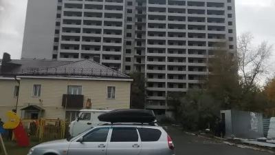 СМИ: Жители 2-этажки на Смирнова остались без солнечного света
