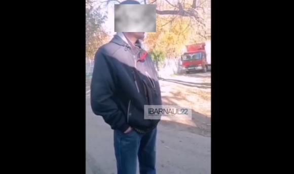 Неизвестный мужчина обнимал детей у школы в Барнауле