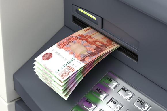 В Барнауле женщина забрала 30 тысяч рублей, забытые в банкомате