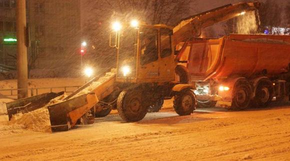 Дорожники усиленно чистят Барнаул