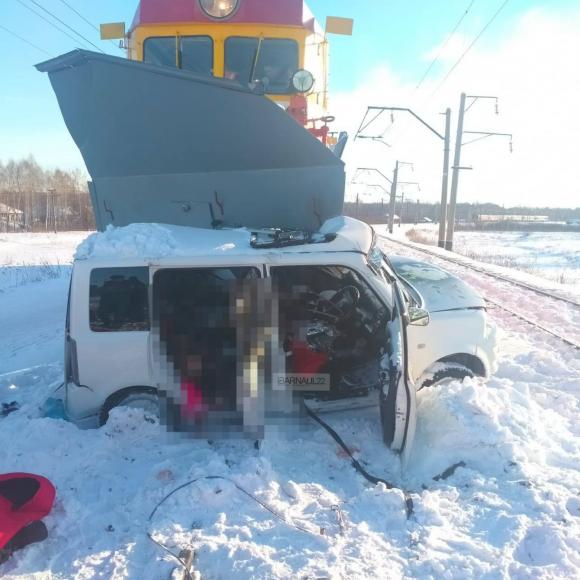 В Алтайском крае три ребёнка погибли в машине, вылетевшей под поезд