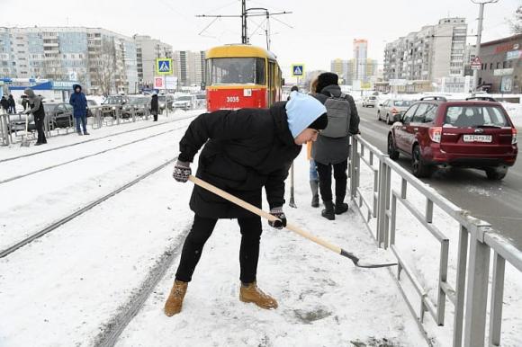 Волонтеры почистили остановки и тротуары Барнаула