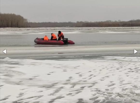 Машина с водителем провалилась под лед реки Обь